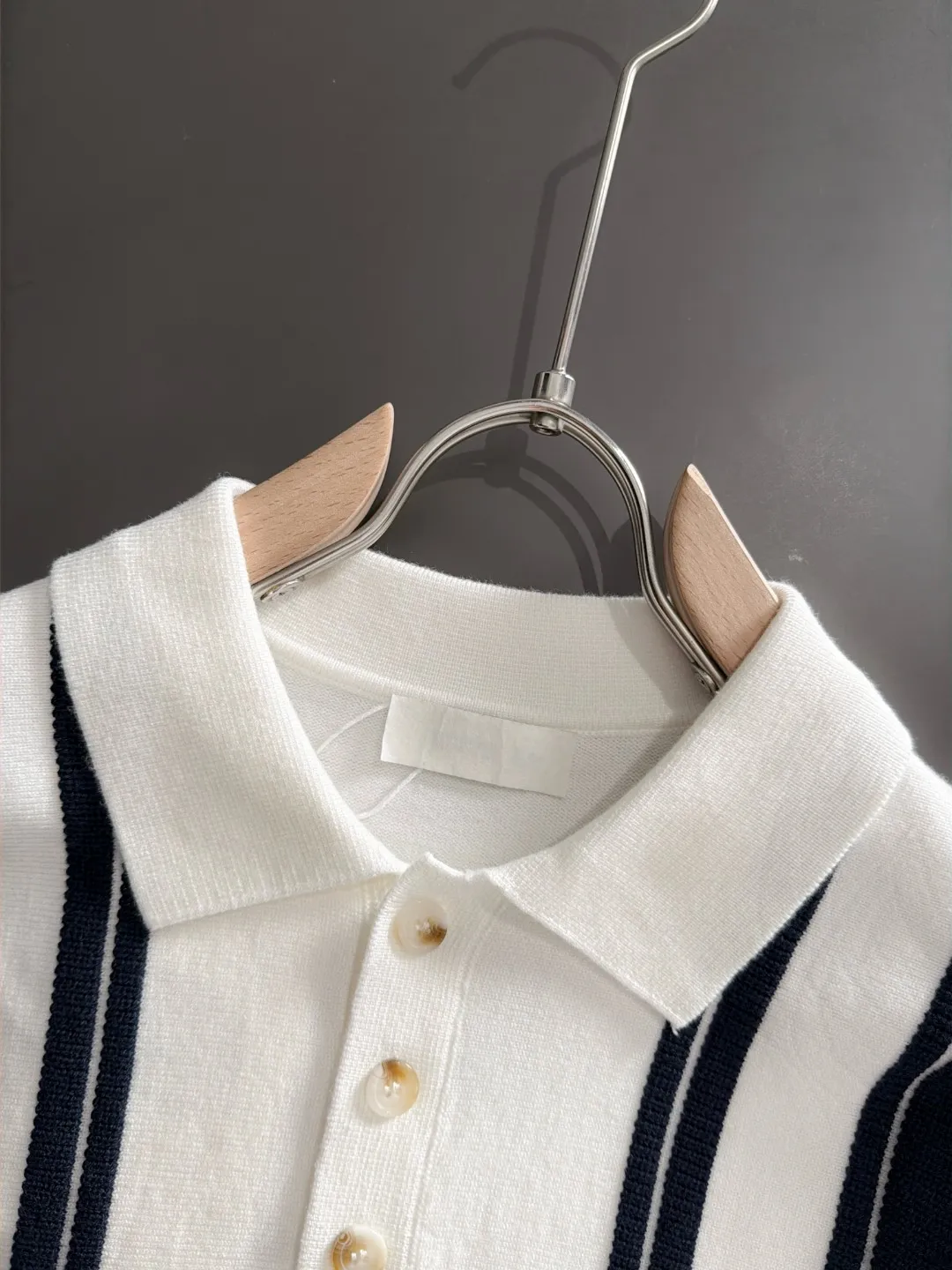Next day shipping P195 Hermès 2026 Autumn and Winter latest sweater from the official website, now on sale at the counter simultaneously Hot Sale! Specially made of wool blended fabric. It feels comfortable and can be directly in contact with the skin. The logo badge is exquisitely embroidered, which is extremely eye-catching! The details highlight the fashionable charm of big brands. Exquisite workmanship. Three-dimensional cutting style. The wearing effect is invincible and handsome! All three standards are complete! Sizes:M-3XL